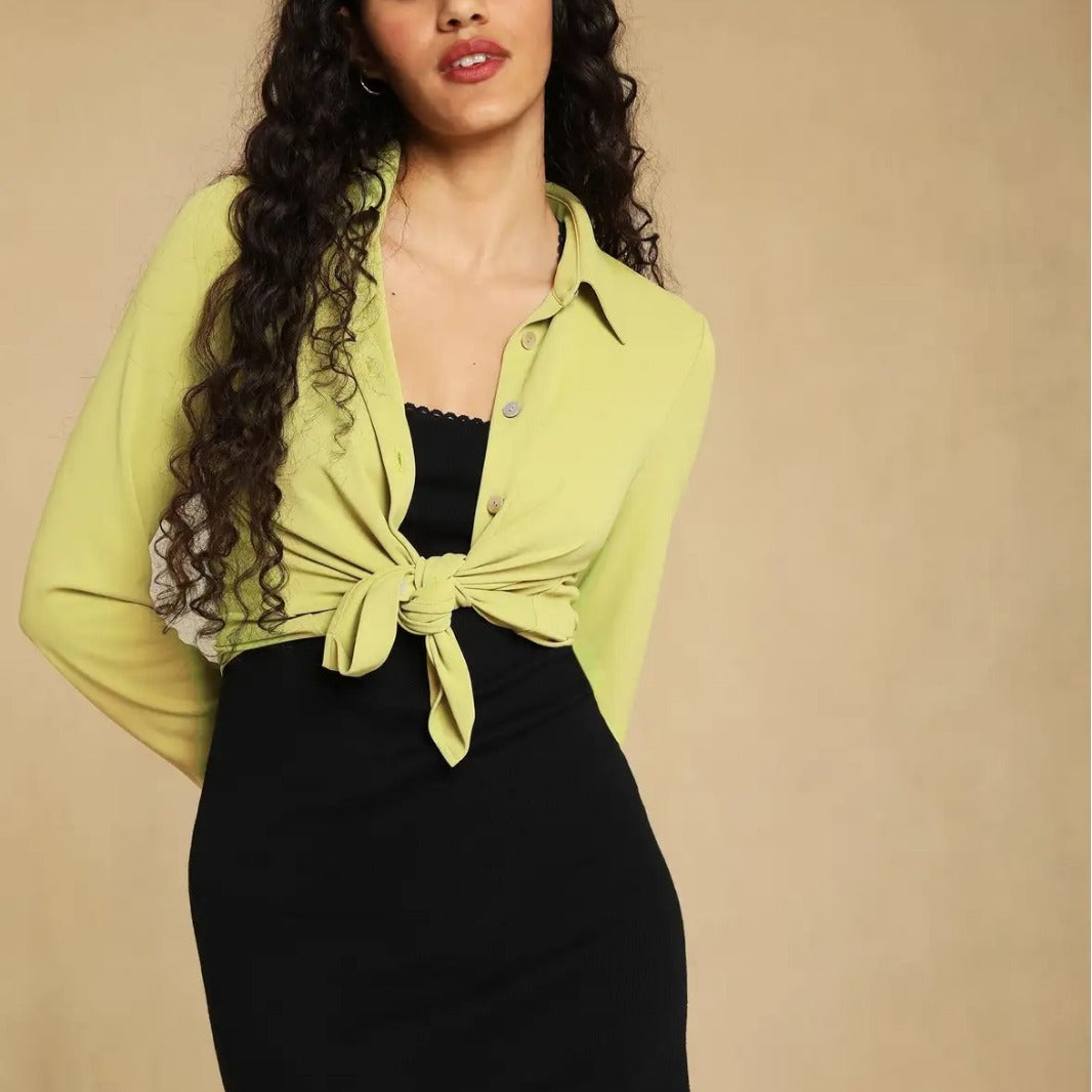 Dame indpakningsbluse med moderne knude-design og elegant silhuet Stilla