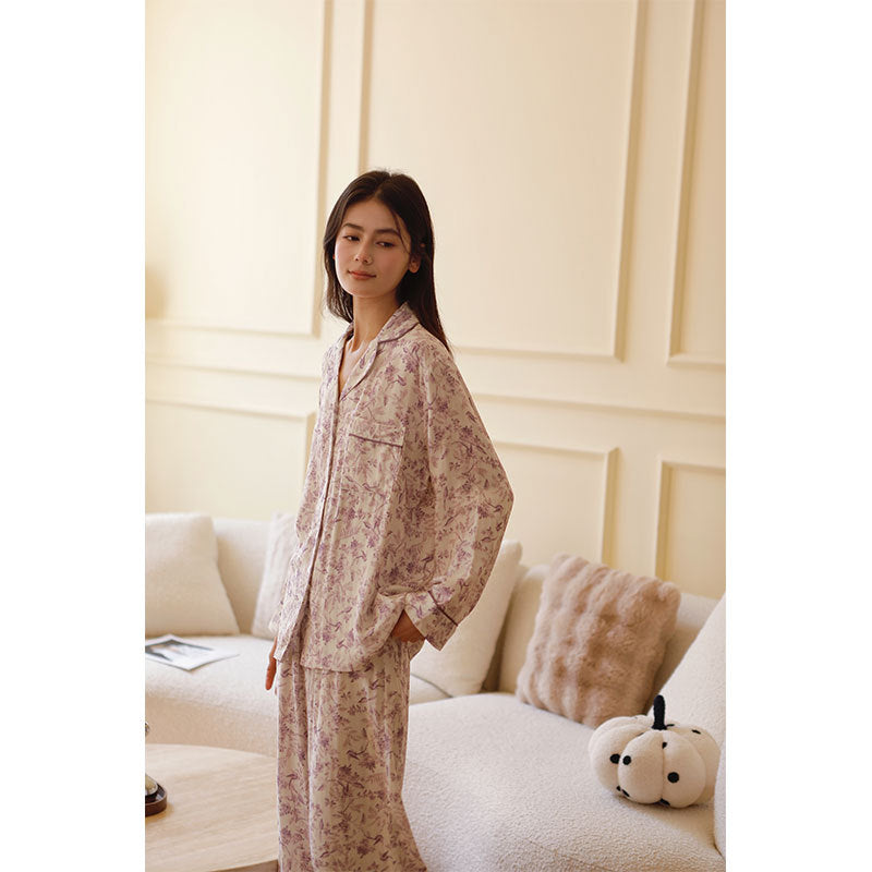 Dame Silke Pyjamas med blomstermønster og elegant knaplukning Stilla