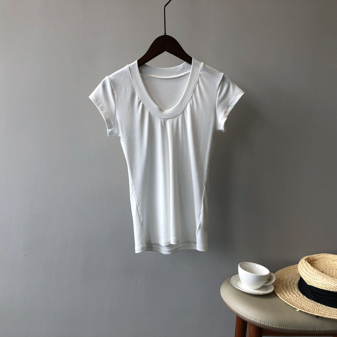 Dame kort bodyshirt i åndbart materiale med dyb rund halsudskæring Stilla