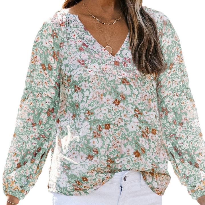Damebluse med v-hals og let blomstret design Stilla