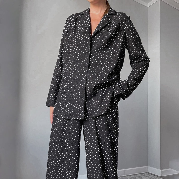 Dame komfortabelt pyjamasæt med moderne punktmønster og elegant knapliste Stilla