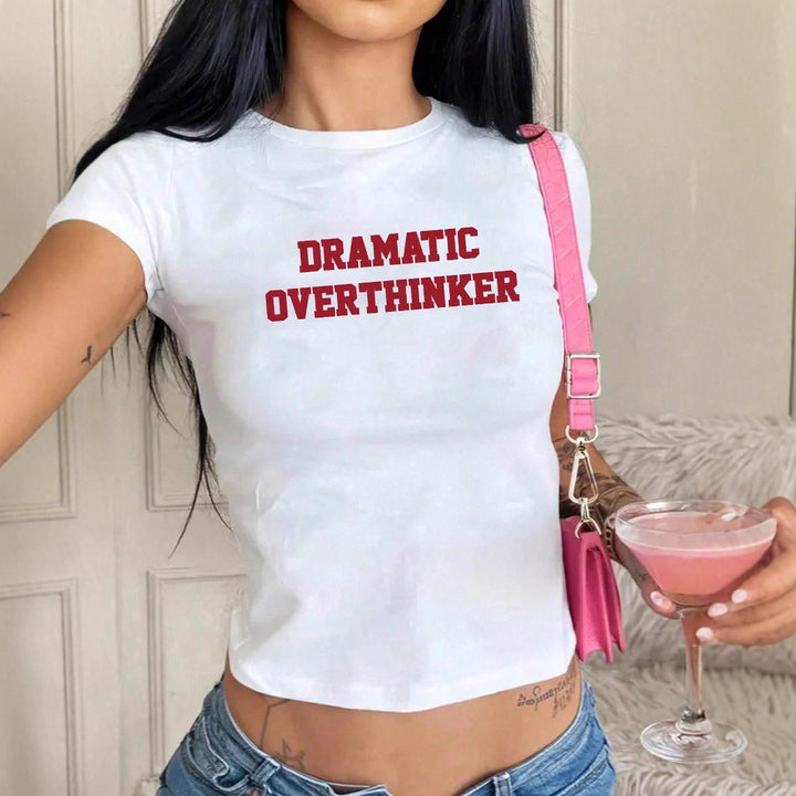 Dame T-shirt med kreativ skrift og figursmigrende snit Skovae