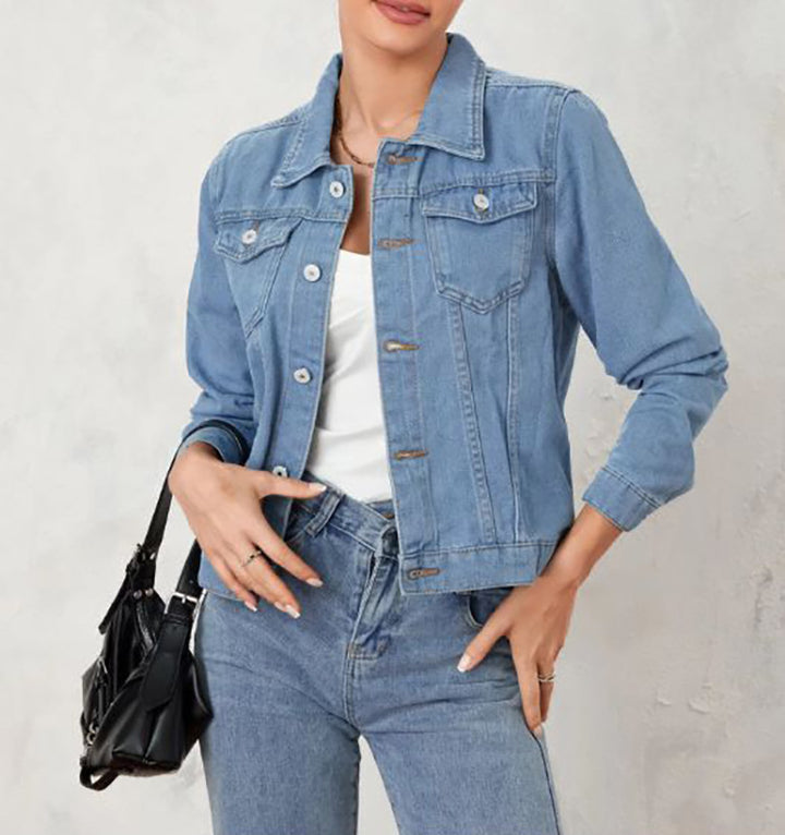 Dame denimjakke i et klassisk-moderne design med en tætsiddende silhuet Stilla