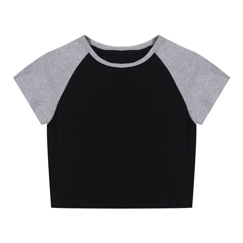 Kvinders crop top med kontrasterende ærmer og komfortabel bomuldsblanding