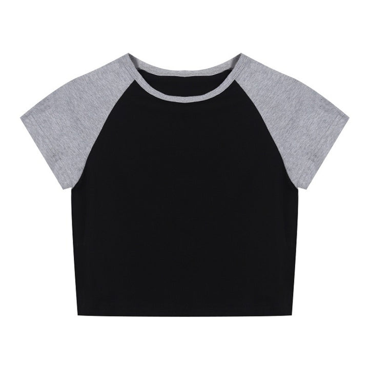 Kvinders crop top med kontrasterende ærmer og komfortabel bomuldsblanding