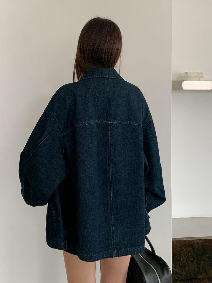 Dame afslappet jeansjakke i moderne oversized snit med praktiske lommer og klassisk krave Stilla