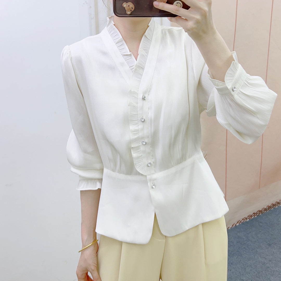Dame elegant bluse med flæse design og dekorative knapdetaljer Stilla