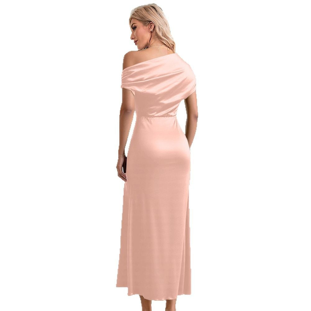 Dame asymmetrisk aftenkjole med elegant one-shoulder-design Stilla
