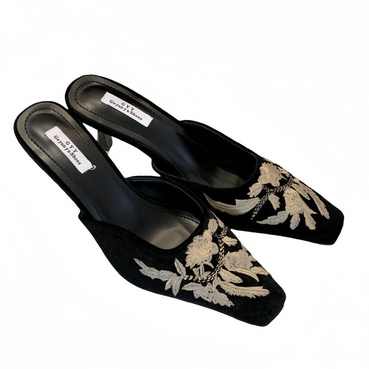 Dame mules med blomsterstikdesign og elegant spidse lukning Stilla