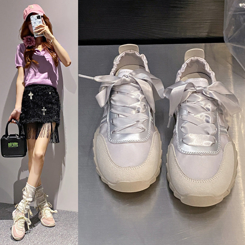 Dame sneakers i modern blanding af sport og elegance med luksuriøse satinsnørebånd Stilla