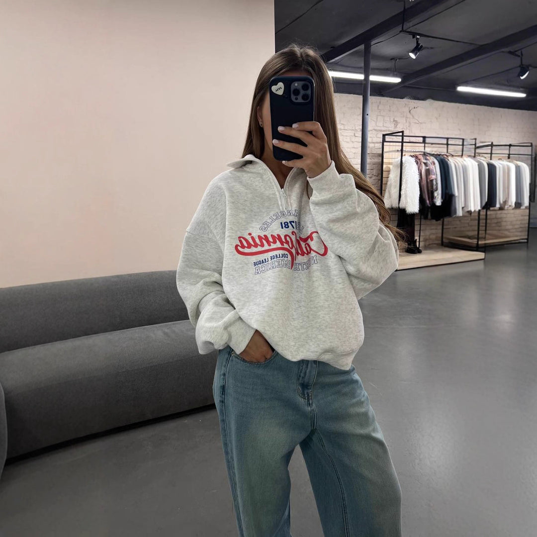 Kvinders hyggelige zip hoodie med fed grafisk print og højt krave Stilla