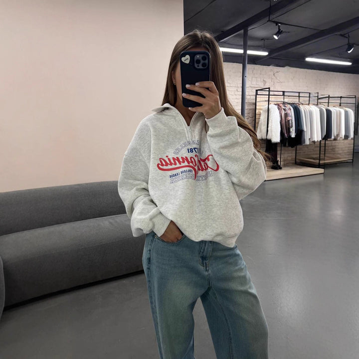 Kvinders hyggelige zip hoodie med fed grafisk print og højt krave Stilla
