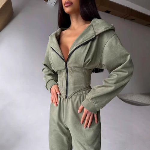 Kvindernes figur-flatterende jumpsuit med skræddersyet design og sporty hætte Skovae