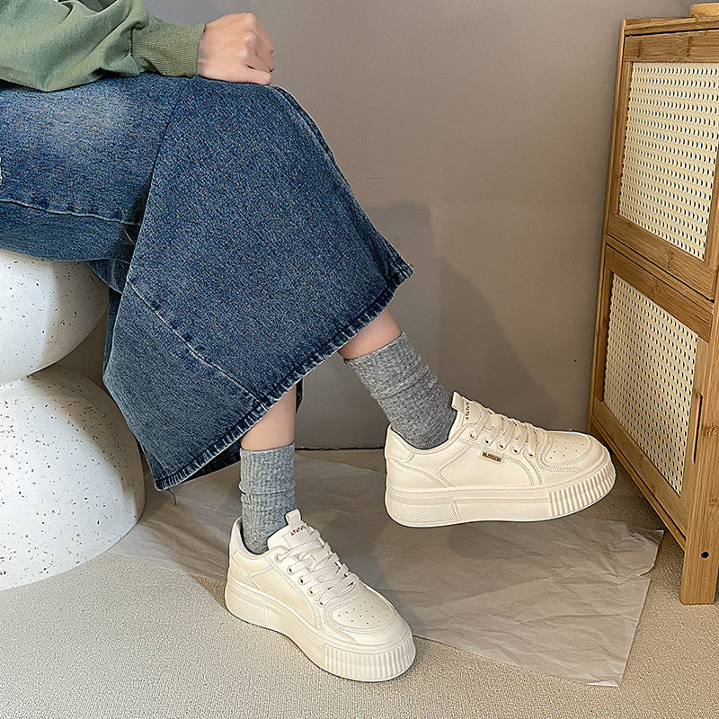 Dame Elegant Plateau-Sneaker med åndbar overfladestruktur og modeaccentuer Stilla