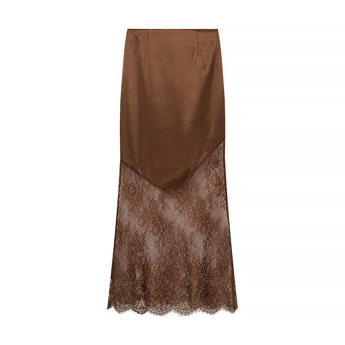Dame Elegant Blonde Skirt med Luksuriøs Satin Top og Blomster Accenter Stilla