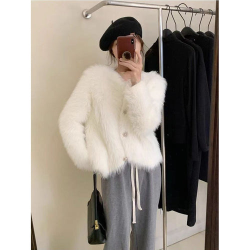Kvinders fluffy kort jakke med elegante knapdetaljer Stilla