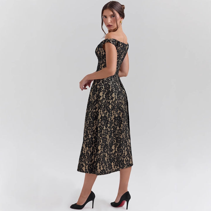 Dame aftenkjole med fine blondeapplikationer og elegant snit