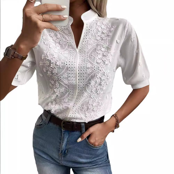 Damebluse med florale broderier og knapliste Stilla