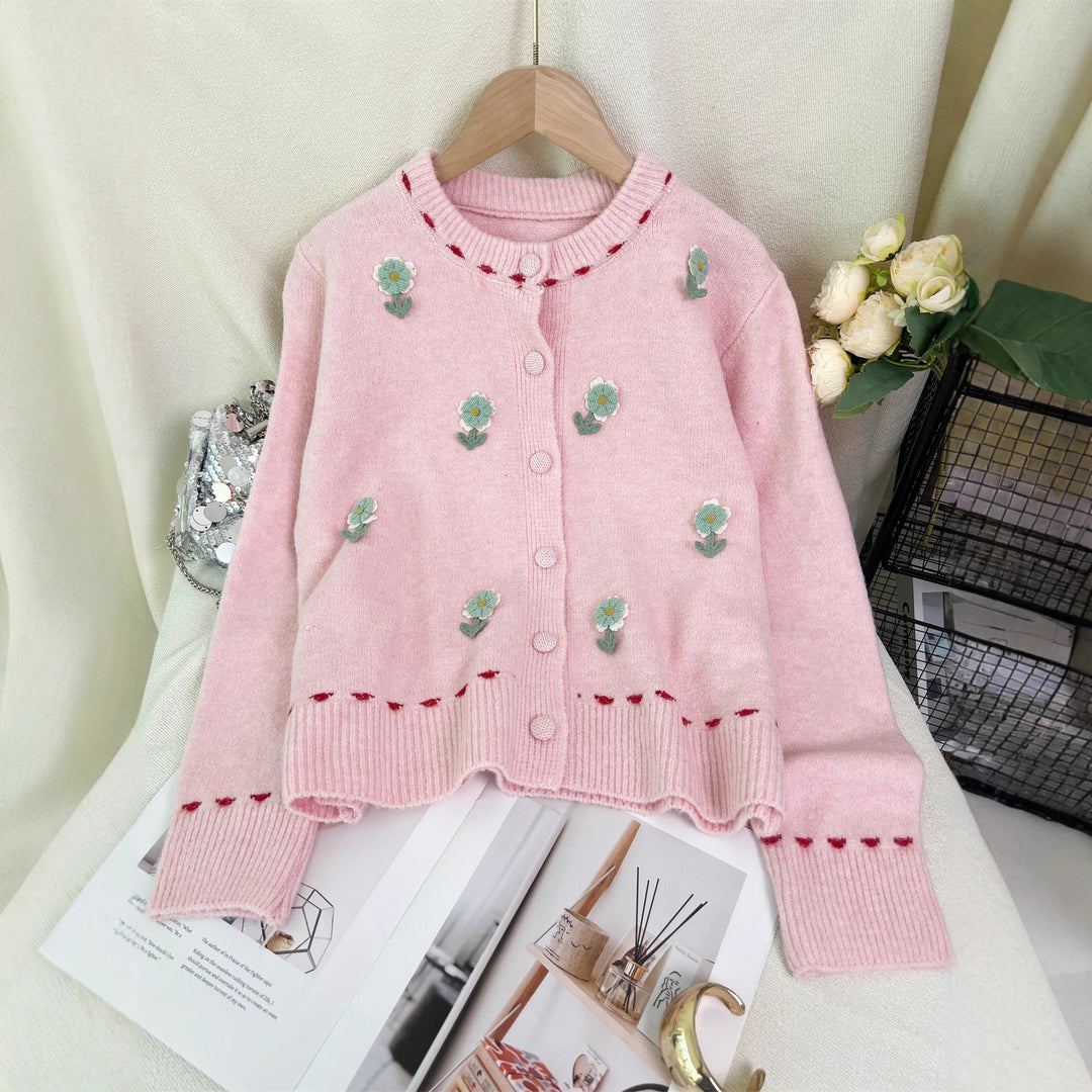 Dame cardigan med blomstret broderi design og knaplukning Stilla