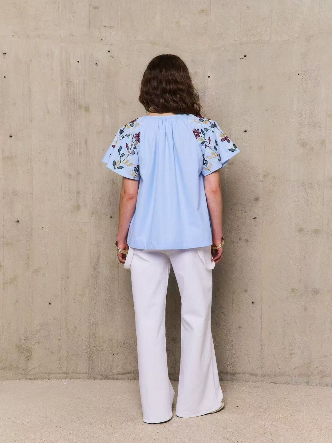 Dame tunika med kunstnerisk blomsterbroderi design Stilla