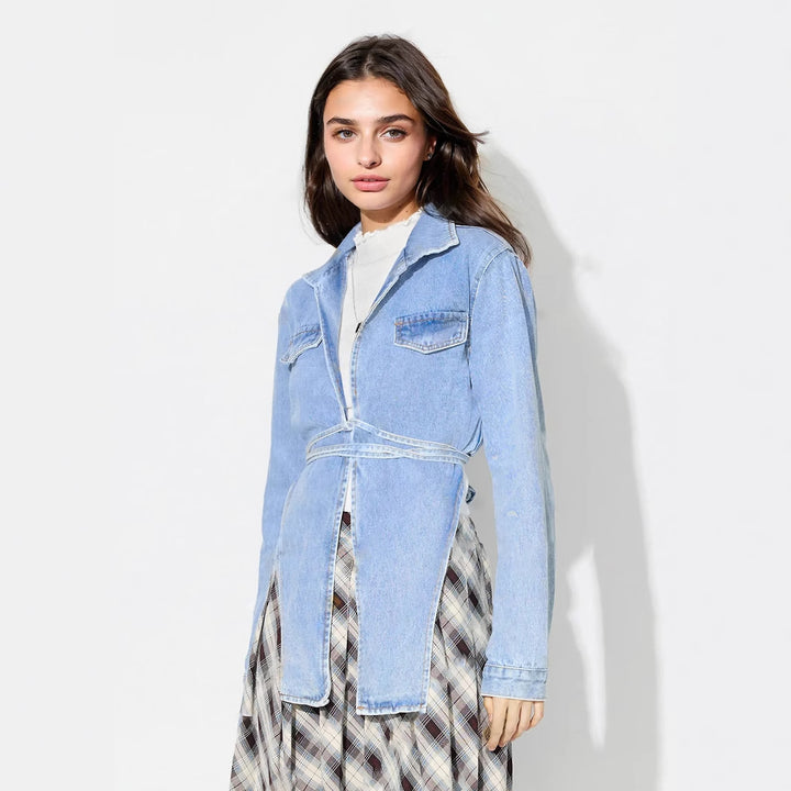 Dame denimjakke i en moderne oversized stil med et cropped snit og praktiske lommer Stilla