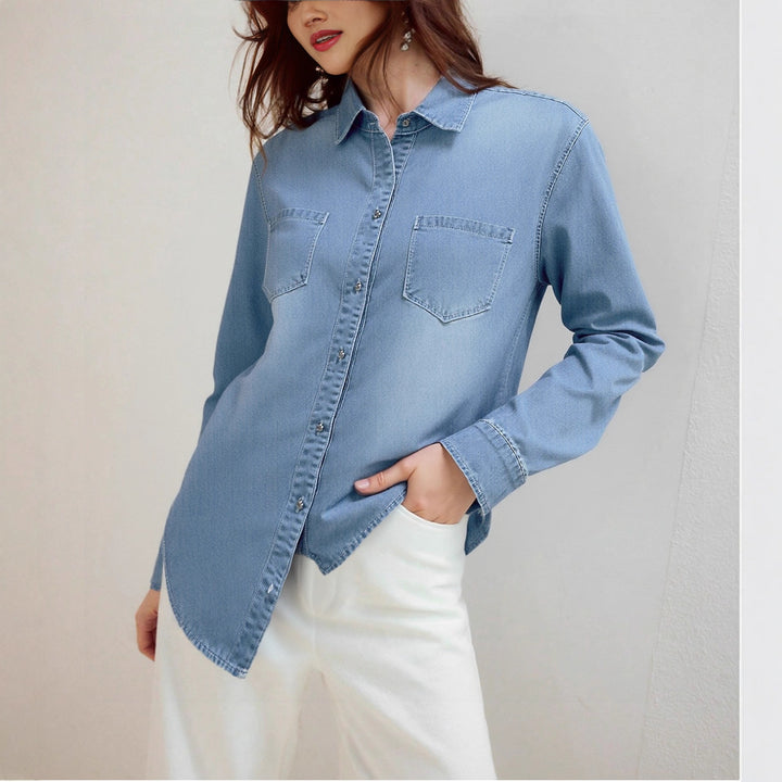 Dame Denim Skjorte med moderne brystlommer og elegant knapstolpe Stilla