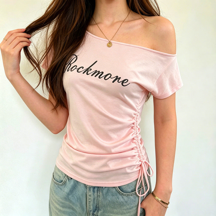 Dame Off-Shoulder T-Shirt med rynker og moderne skrift Skovae