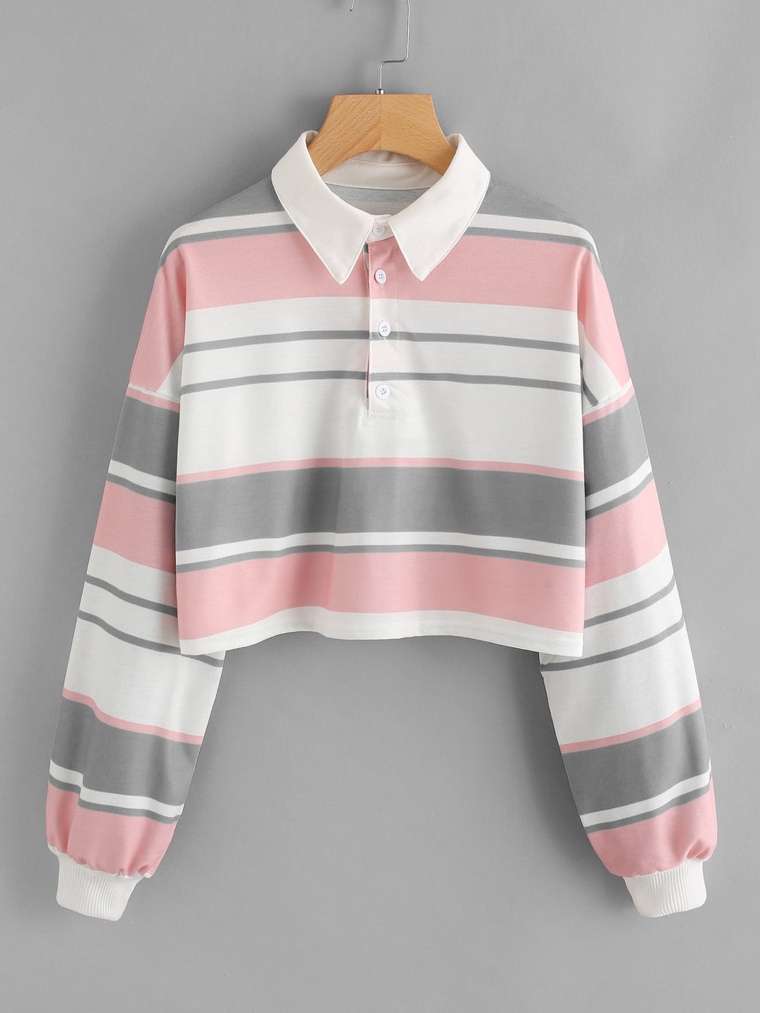 Kvinders polo shirt i et afslappet crop design med et stilfuldt farveblok mønster Skovae