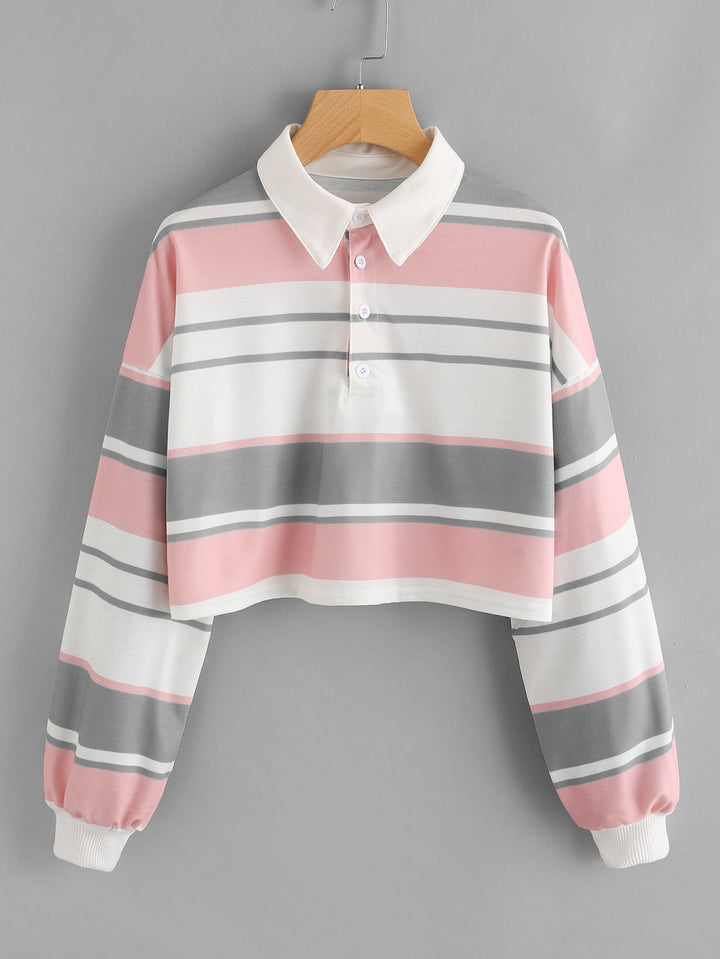 Kvinders polo shirt i et afslappet crop design med et stilfuldt farveblok mønster Skovae