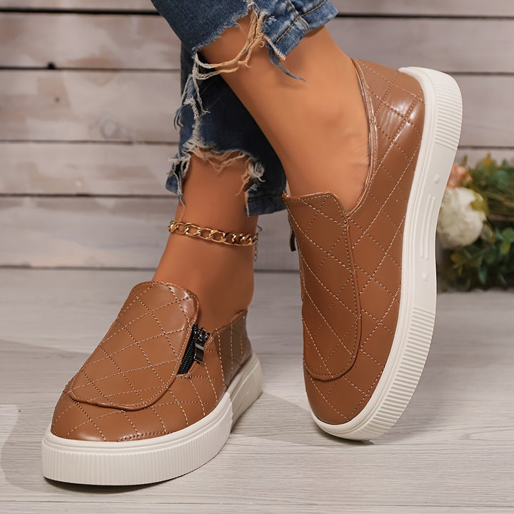 Dame Slip-On Sneakers med trendy quiltedesign og praktisk lynlåsåbning Stilla