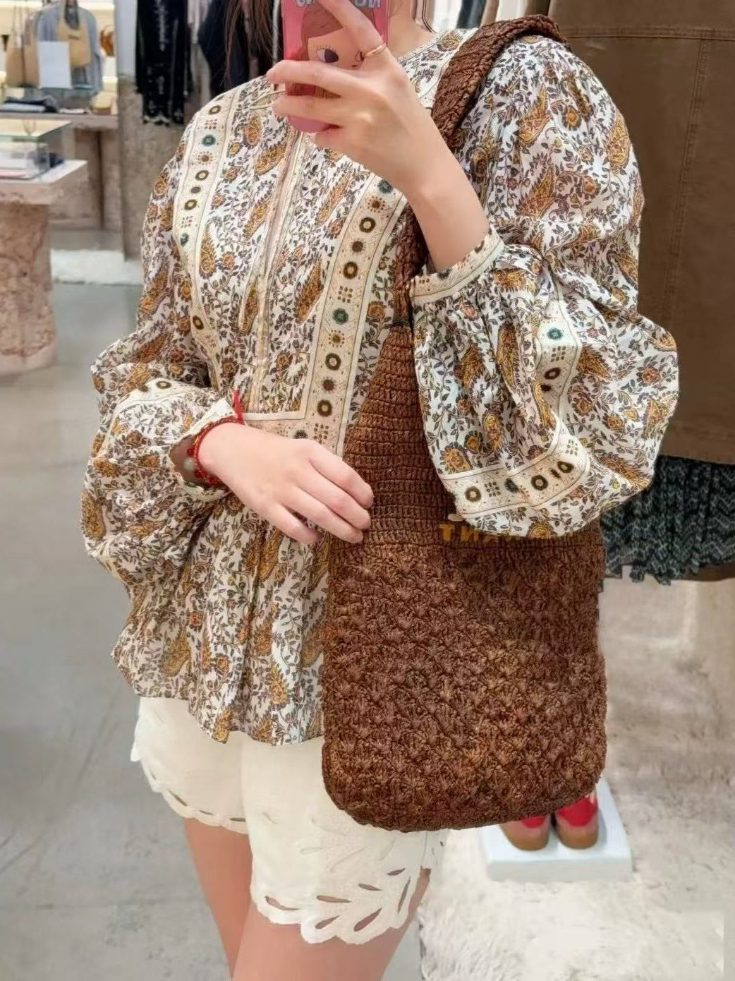 Damebluse med elegant blomstret mønster og rynker Stilla