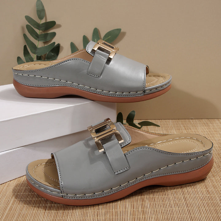 Dame komfortable toe separator sandaler med elegant spænde design Stilla
