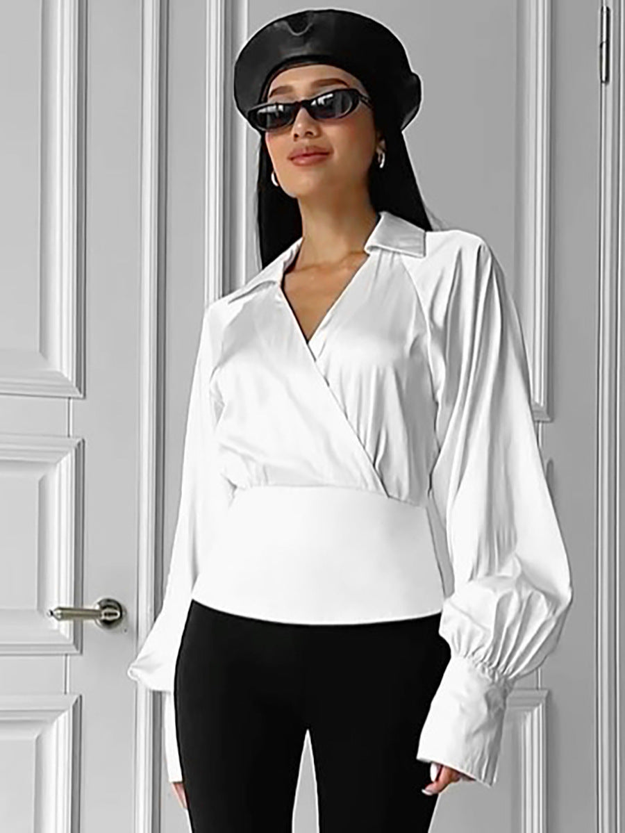 Damebluse i vippestil med voluminøse ærmer og elegant satin-finish Stilla