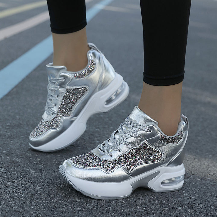Dame nan modische Plateau-Sneaker med glimmerdetaljer og synlig luftpude Skovae