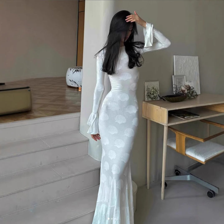 Kvindernes tætsiddende lang kjole med stilfuldt skaldesign og elegant ærmeløsning