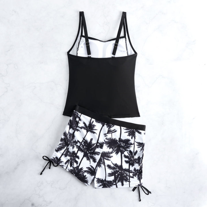 Dame badedragt med trendy rynkning og moderigtige shorts Skovae