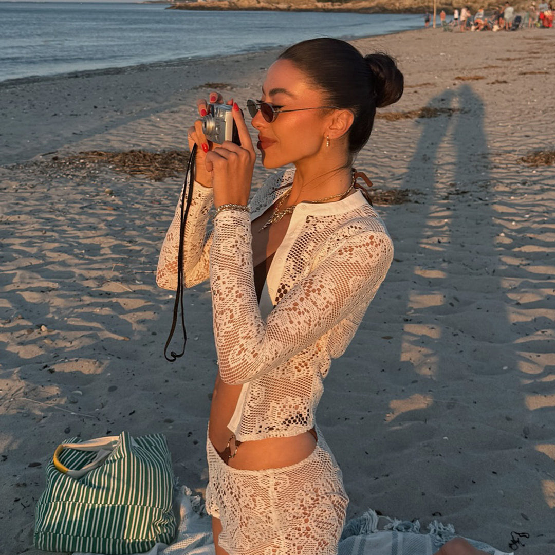 Dame spidsbluse med transparente accenter og elegant knaplukning Skovae