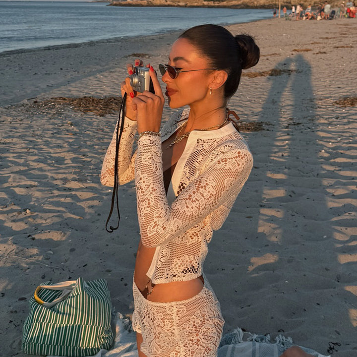 Dame spidsbluse med transparente accenter og elegant knaplukning Skovae
