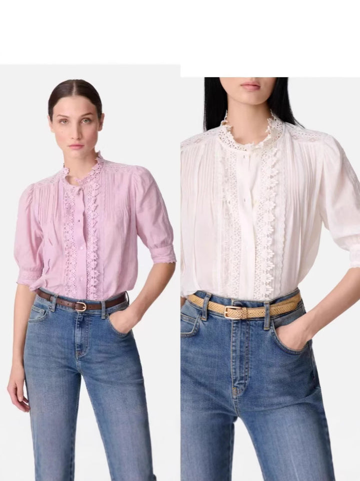 Damebluse med filigrane spidsdetaljer og dekorative knapper Stilla