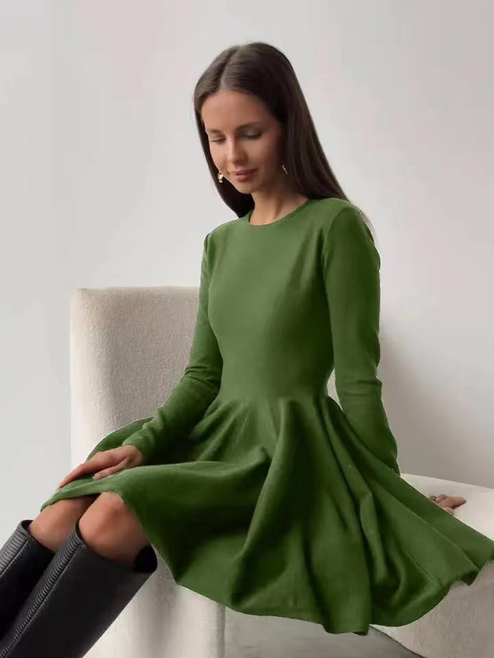 Dame skater minikjole med elegant, figursyet overdel og flydende nederdel Stilla
