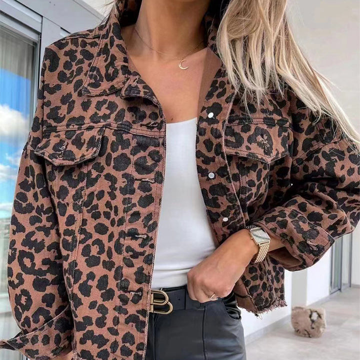 Dame jeansjakke i leoparddesign med løs pasform og frynset afslutning