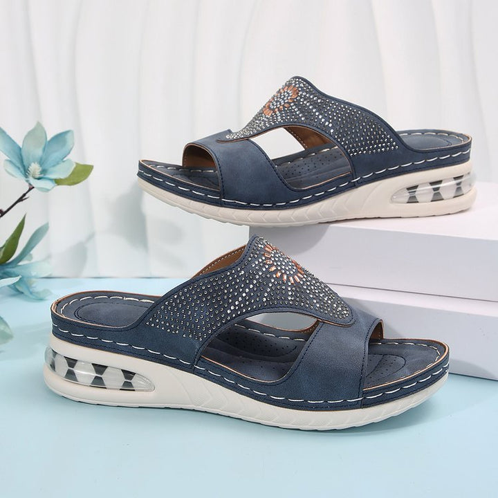 Dame ortopædiske sandaler med luftigt design og elegant smykke Stilla