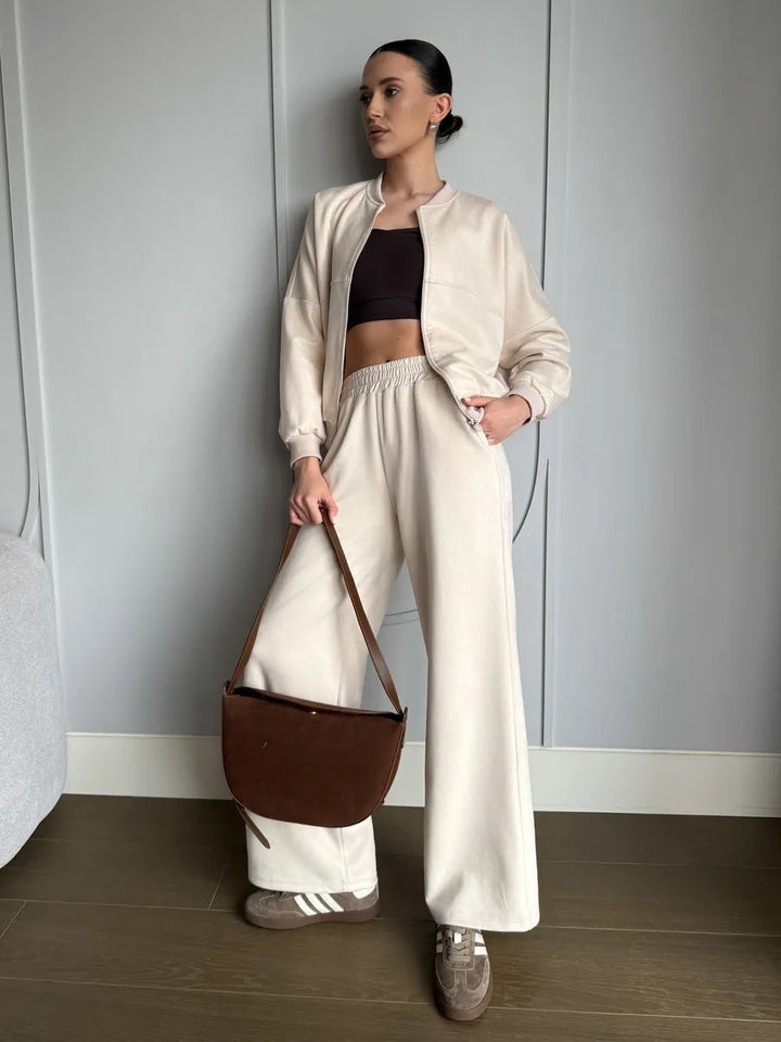 Kvindernes stilfulde fritidssæt med cropped top og løs pasform
