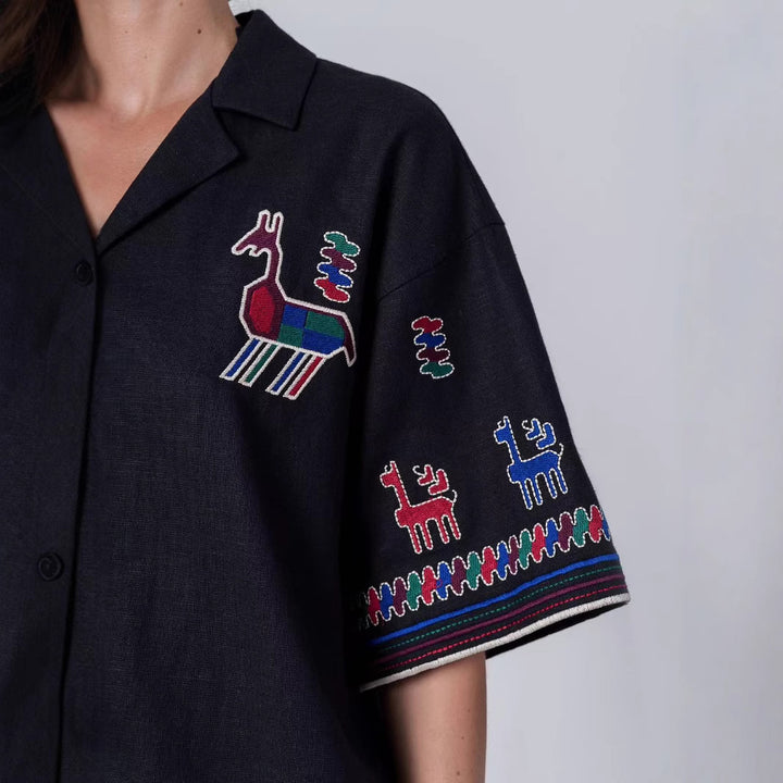 Dame kortærmet bluse med kunstnerisk dyrebroderi design og afslappet snit Stilla
