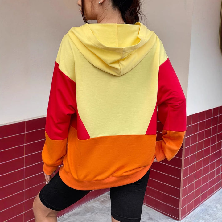 Kvinders afslappede hoodie med farverig farvebloksdesign Stilla