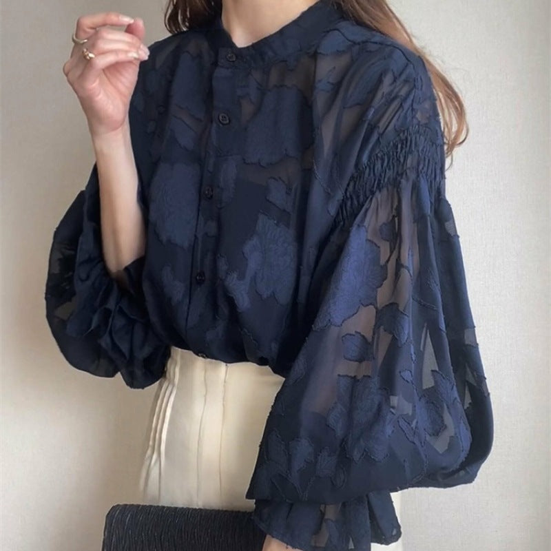 Kvindernes elegante bluse med blomsterbroderi og voluminøse ærmer Stilla