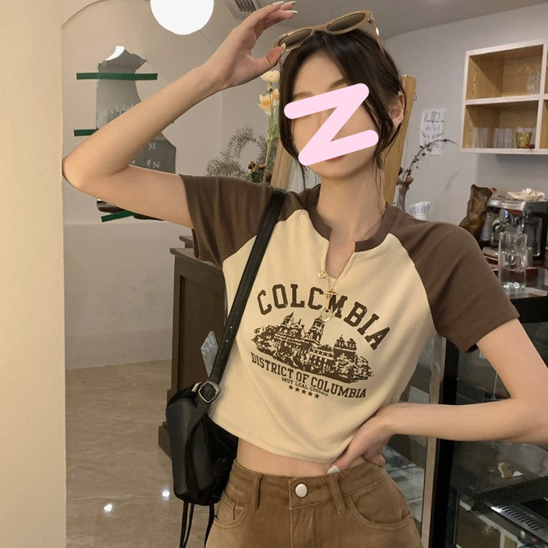 Kvindernes cropped t-shirt med iøjnefaldende retrotryk og behagelig pasform