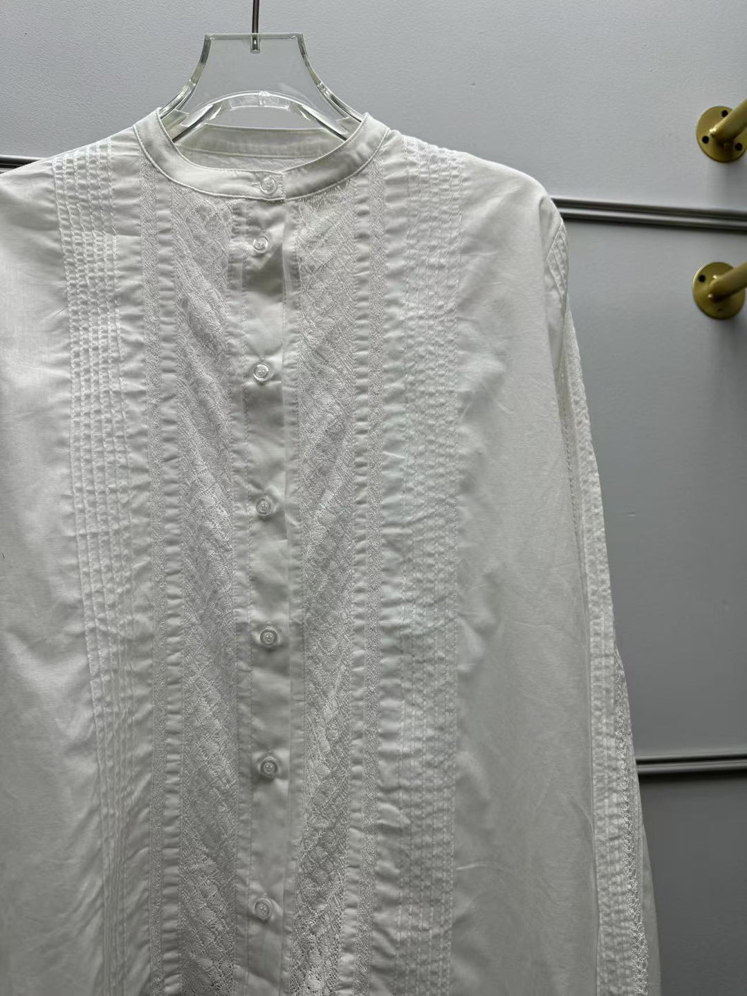 Damebluse med fine broderier og dekorative knapdetaljer Stilla