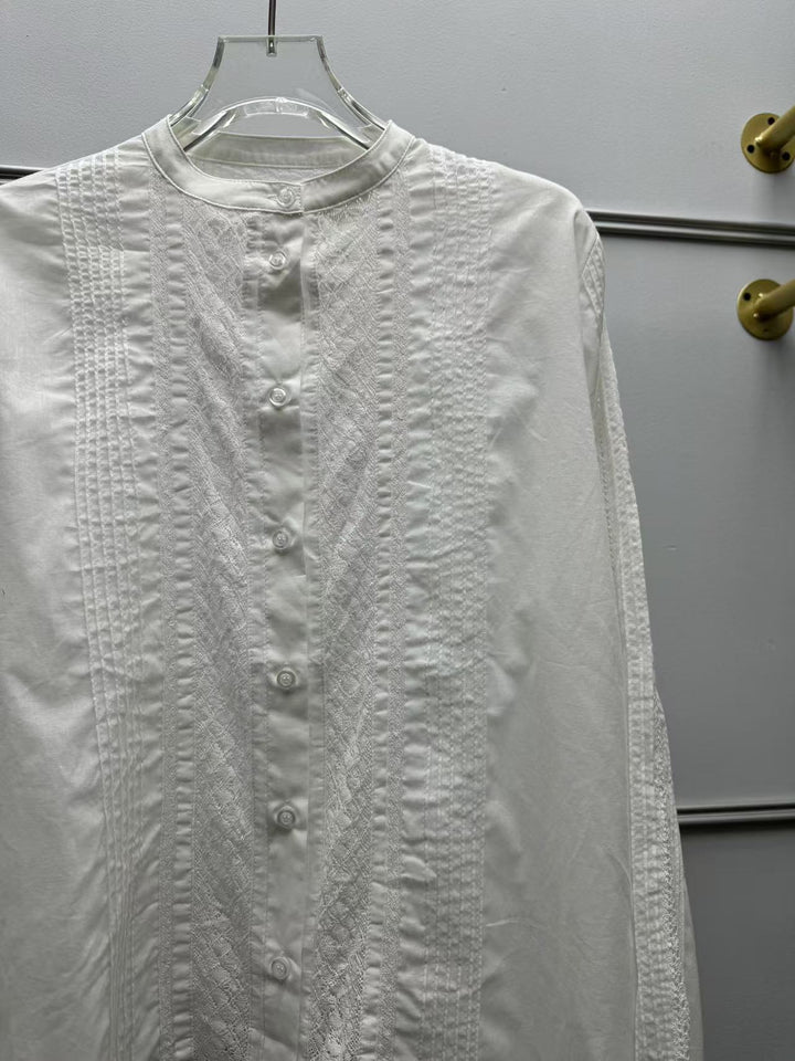 Damebluse med fine broderier og dekorative knapdetaljer Stilla