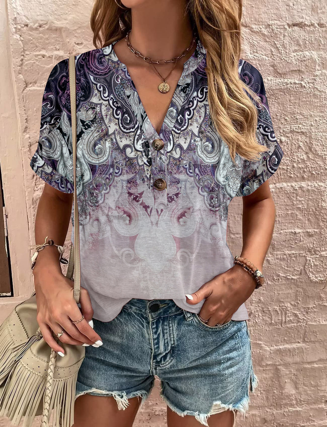 Damebluse med blomsterdesign og knaplukning Stilla
